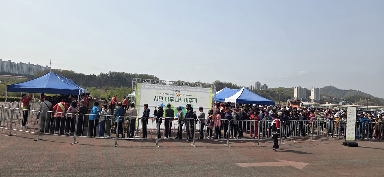 안동시, 제81회 식목일 기념 ‘시민 나무 나누어주기’ 행사 개최
