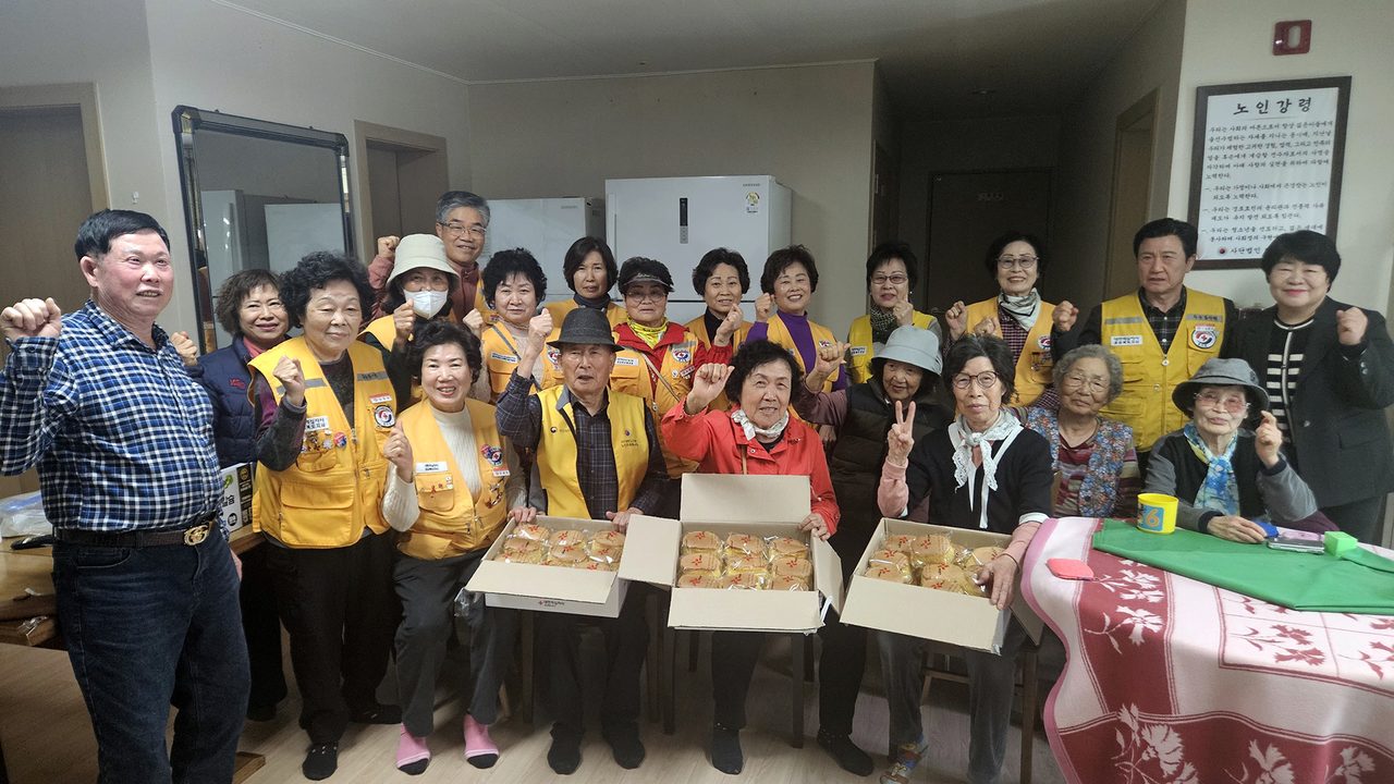 안동시 옥동적십자봉사회, 경로당 어르신 대상 ‘사랑의 빵 나눔 행사’ 진행