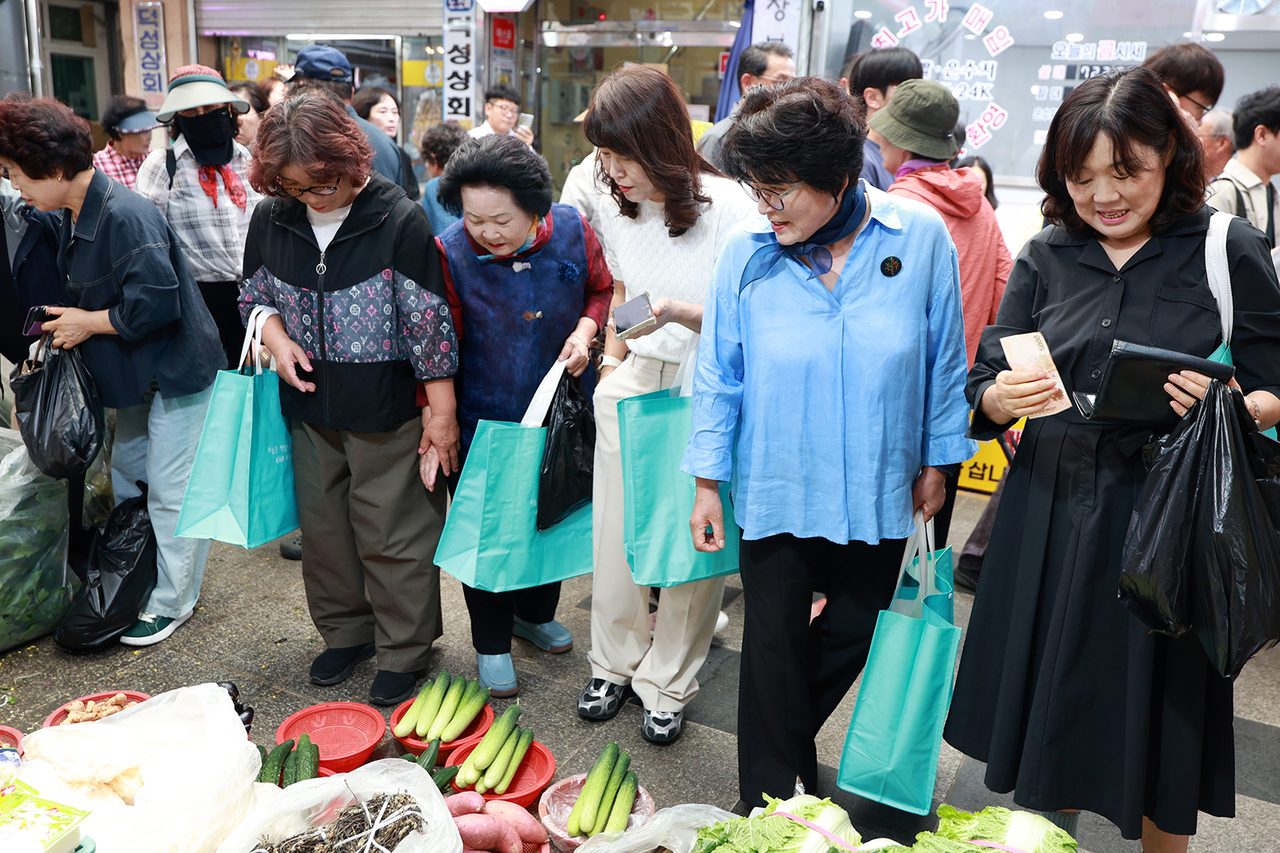 안동시여성단체협의회, 전통시장 장보기 나서