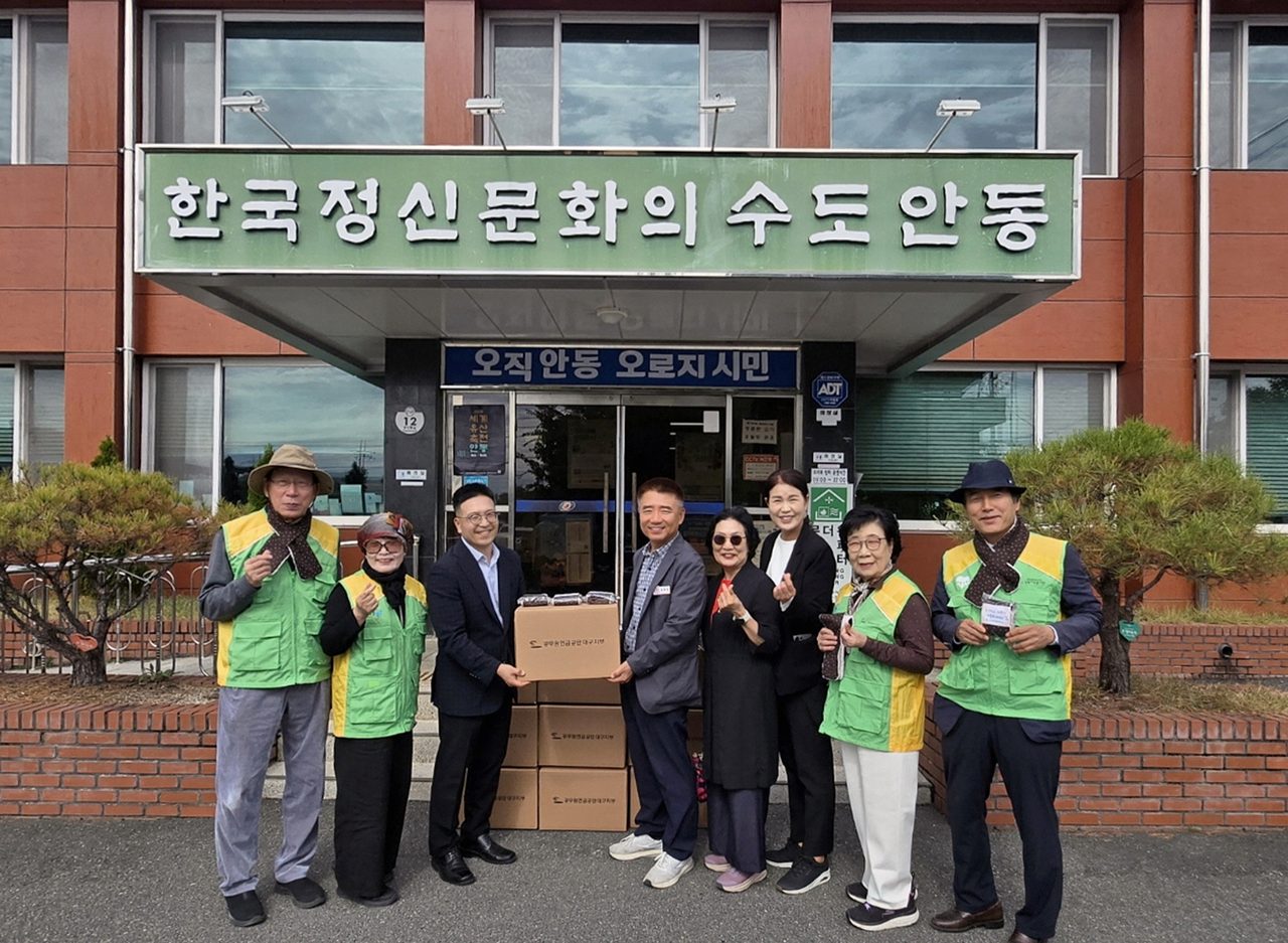 안동시 공무원연금공단 상록봉사단, 직접 만든 목도리로 전한 온기