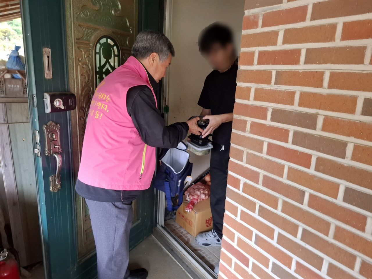안동 명륜동 '한 끼 지킴이', 취약 20가구에 반찬 배달하며 안부 살폈다